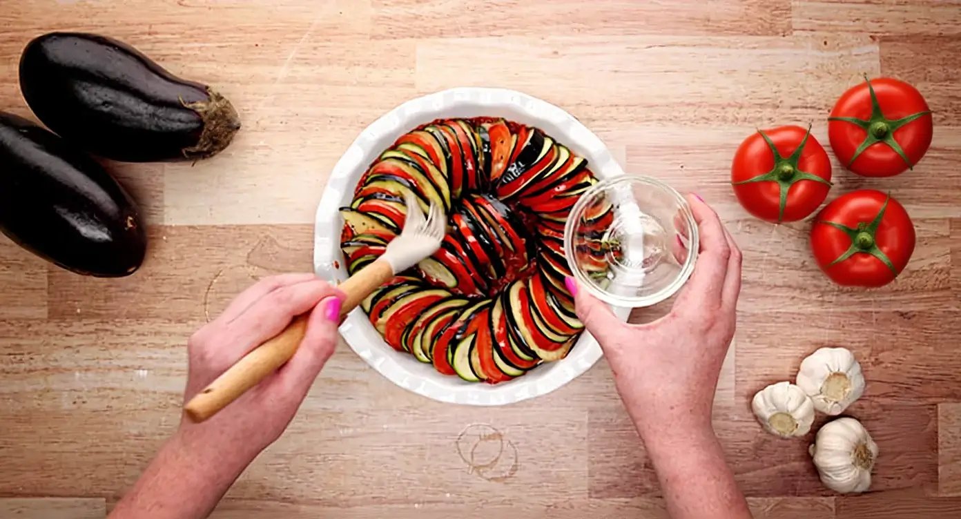 Assemblez la ratatouille dans un bol.