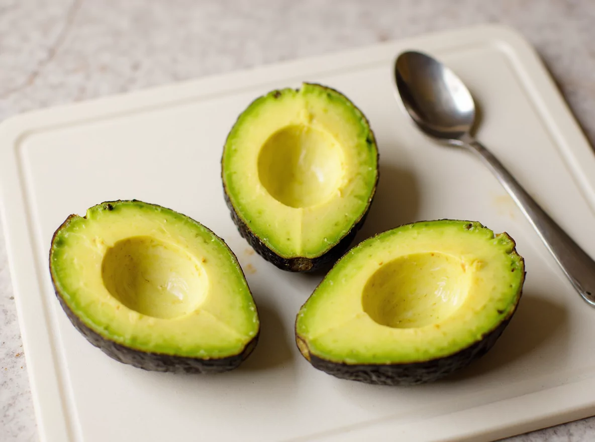 Recette d'avocat mûr, coupé en deux, dénoyauté, prêt pour le guacamole