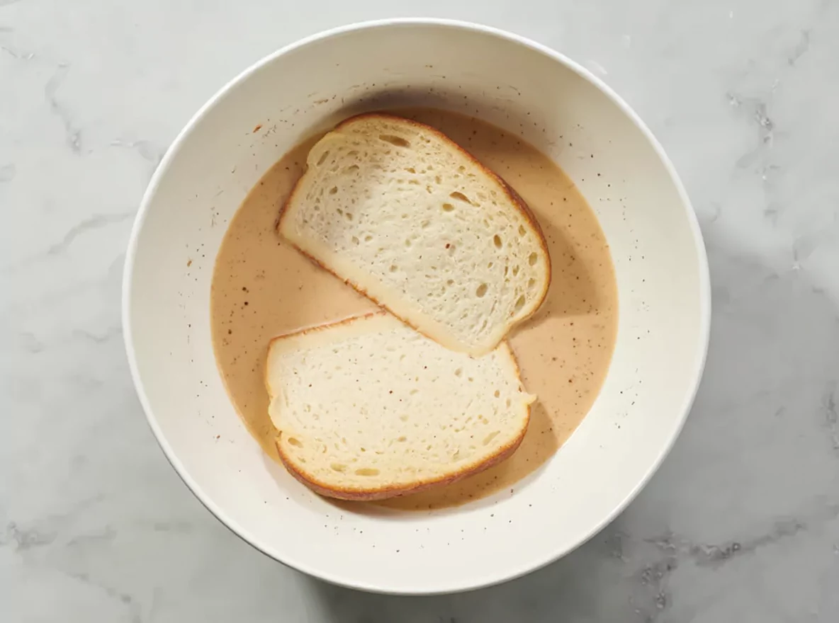 Un bol avec la pâte lisse et onctueuse pour la recette pain perdu.