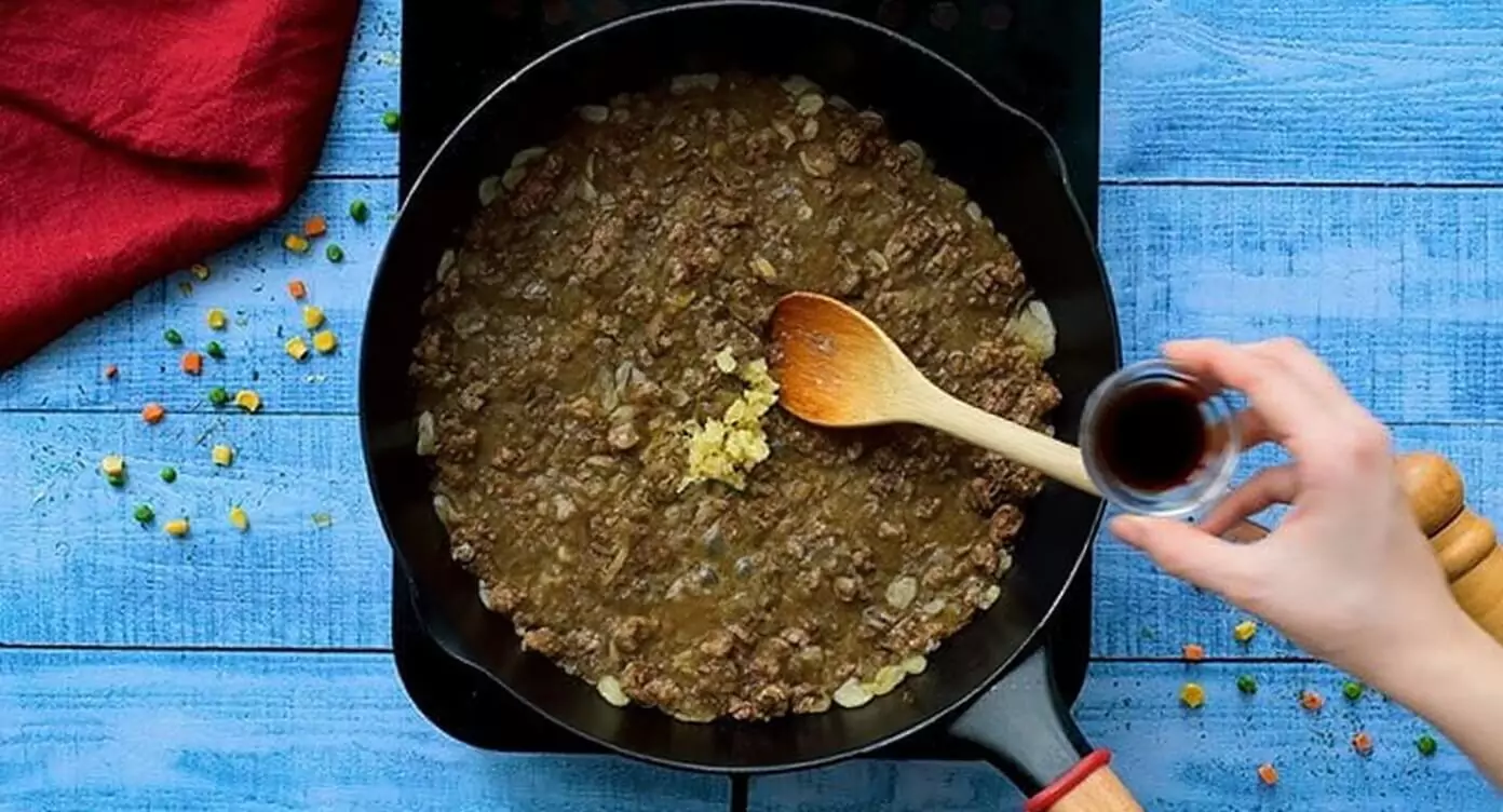 Viande hachée dorée avec oignons et ail dans une poêle pour le hachis parmentier