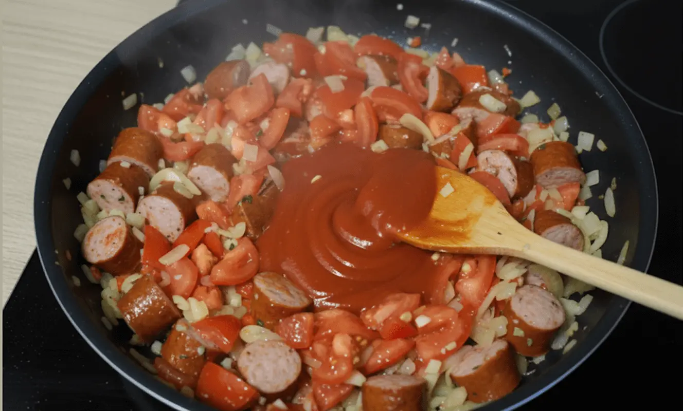 Étape 4 rougail : incorporation des tomates fraîches et du coulis de tomate