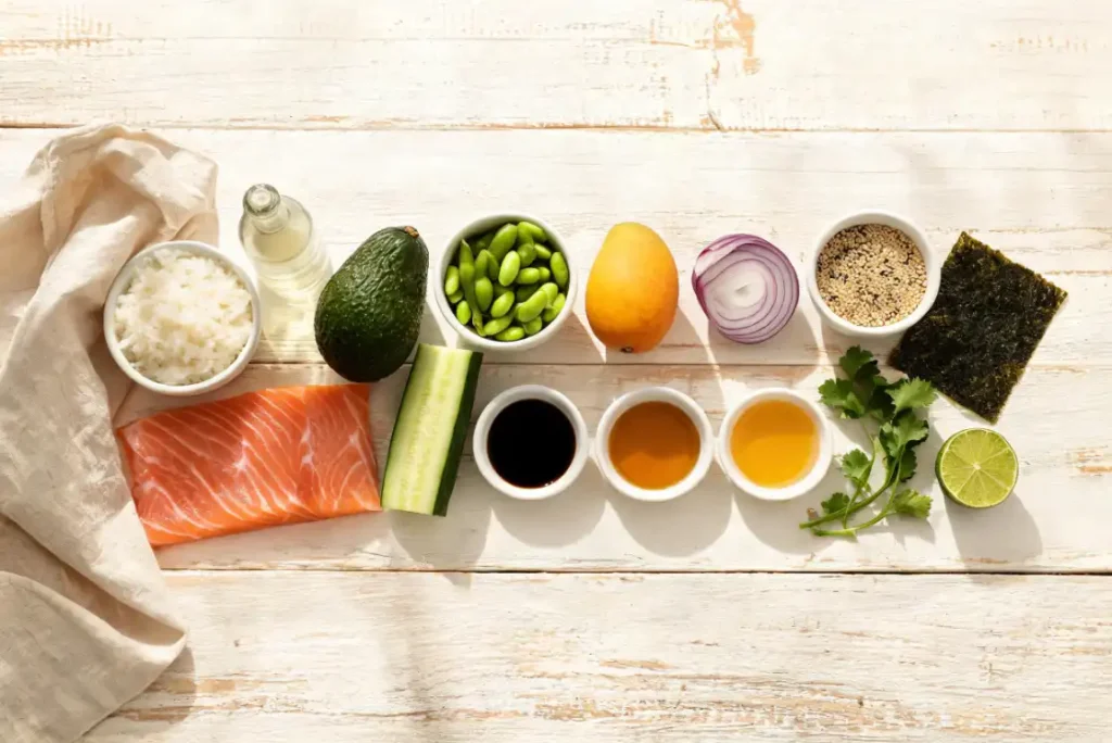 Ingrédients du poke bowl saumon : riz à sushi, saumon extra-frais, avocat, concombre, edamame, mangue, oignon rouge, sauce soja et sésame